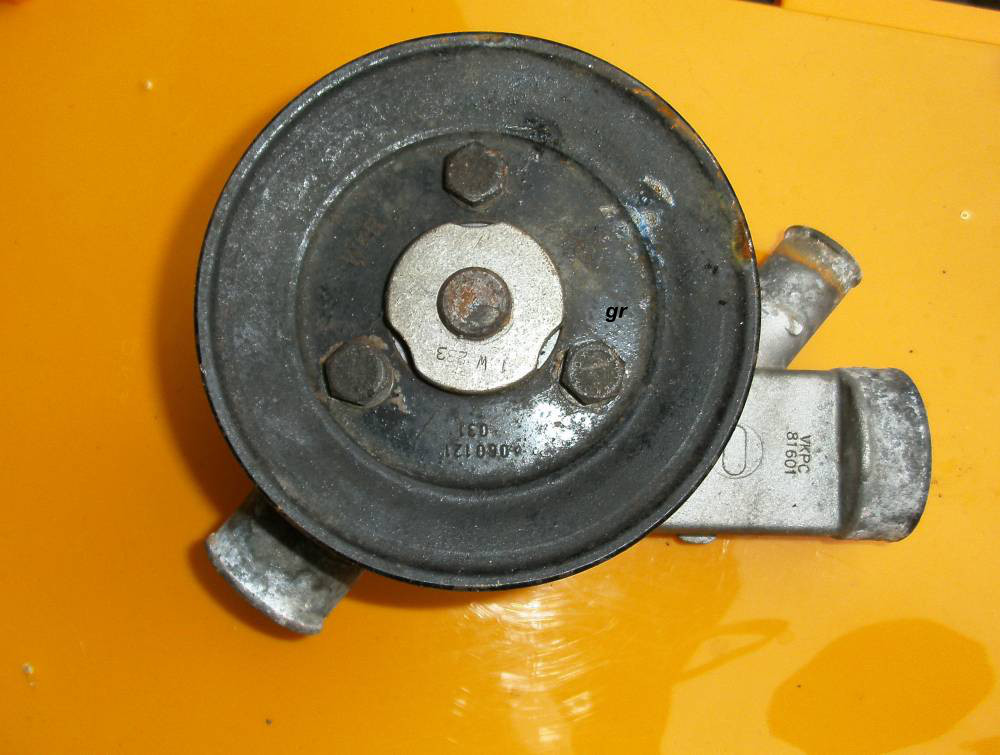 Wasserpumpe mit Keilriemenrad Wasserpumpe mit Keilriemenrad